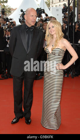 USCITA AP. Bruce Willis e Avril Lavigne arrivano per la prima del loro nuovo film Over the Hedge. Sono stati visti al 59th Festival del Cinema di Cannes, a Cannes, Francia, domenica 21 maggio 2006. Foto Stock