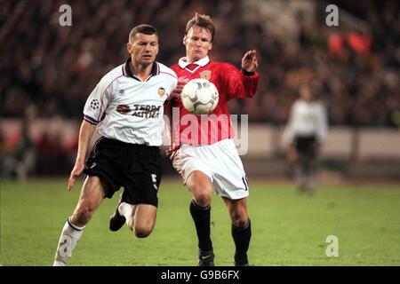 Teddy Sheringham (r) di Manchester United combatte con Miroslav Djukic di Valencia (l) Foto Stock