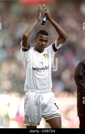 Il capitano Lucas Radebe di Leeds United applaude i tifosi in viaggio la fine della partita Foto Stock