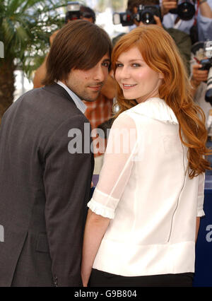 AP OUT: Kirsten Dunst e Jason Schwartzman posano per i fotografi durante la fotocellula di Maria Antonietta al Palais des Festival durante il 5nono Festival di Cannes in Francia. Foto Stock