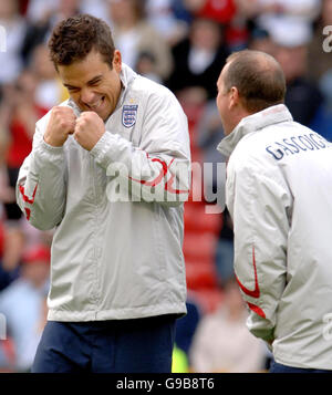 Il capitano della squadra inglese Robbie Williams (a sinistra) condivide una battuta con Paul Gascoigne prima del calcio d'inizio, durante la partita di calcio benefica dell'UNICEF Soccer Aid, a Old Trafford, Manchester. Foto Stock