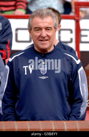 Terry Venables, direttore d'Inghilterra, durante la partita di calcio benefica dell'UNICEF Soccer Aid, a Old Trafford, Manchester. Foto Stock