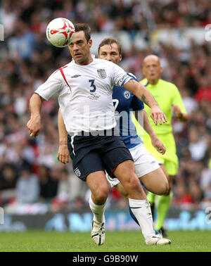 Il capitano della squadra inglese Robbie Williams (a sinistra) in azione contro il resto del mondo Sergei Fedorov, durante la partita di calcio di beneficenza UNICEF Soccer Aid, a Old Trafford, Manchester. Foto Stock