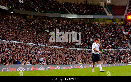 Il capitano della squadra inglese Robbie Williams in azione contro il resto del mondo Sergei Fedorov, durante la partita di calcio di beneficenza UNICEF Soccer Aid, a Old Trafford, Manchester. Foto Stock