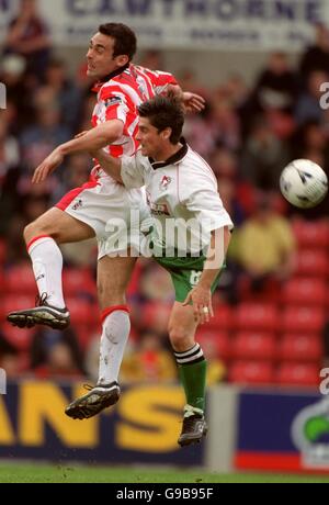 L-R; Peter Thorne, il capocannoniere di Stoke City, combatte per il possesso della palla con Steve Robinson Foto Stock