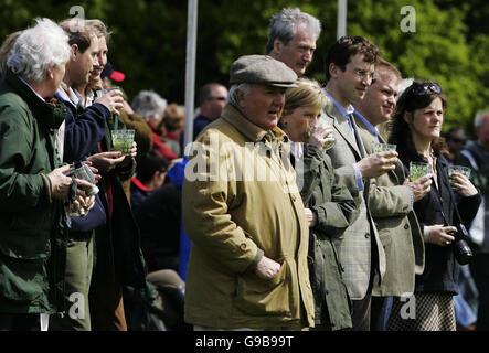 Gli spettatori tra cui il conte e la Contessa di Wessex guarda il Duca di Edimburgo prendete parte al 2006 Houpetoun station wagon cavallo di prove di guida in corrispondenza di un evento di due giorni sul Hoptoun station wagon, nei pressi di Edimburgo. Foto Stock