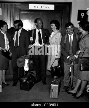 Alpinisti inglesi arrivare Home - Aeroporto di Londra Foto Stock