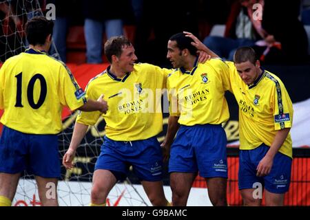 Calcio - Conferenza nazionale - Scarborough v Morecambe. Justin Jackson di Morecambe (seconda destra) celebra uno dei suoi due gol con i compagni di squadra (l-r) John Norman, Philip Eastwood e Leon Smith Foto Stock