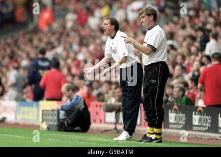 Calcio - fa Carling Premiership - Liverpool / Southampton. Phil Thompson (l) e il manager di Southampton Glenn Hoddle (r) hanno messaggi diversi per i loro giocatori Foto Stock