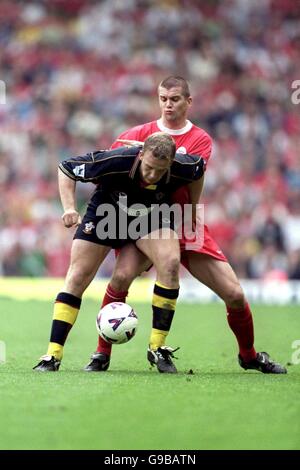 Kevin Davies di Southampton (l) detiene il Dominic Matteo di Liverpool (r) Foto Stock