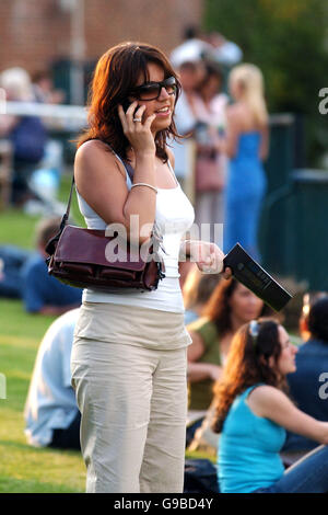 Corse ippiche - Rock alle gare con Starbailor - Ippodromo di Kempton Park. I Racegoers controllano il modulo guida Foto Stock