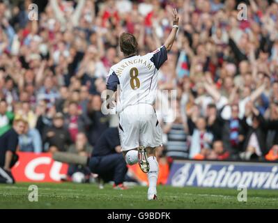 Calcio - fa Cup - finale - Liverpool / West Ham United - Millennium Stadium. Teddy Sheringham di West Ham United festeggia dopo aver segnato nella punizione sparatutto Foto Stock