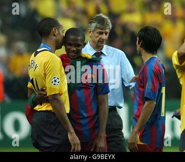 Thierry Henry dell'Arsenal è consolato da Samuel Eto'o di Barcellona dopo Il gioco come manager Arsene Wenger parla con Silvio Sylvinho Foto Stock