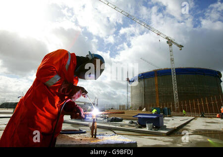 Costruzione di nuovi serbatoi di stoccaggio da 190,000 metri cubi presso il terminal GNL National Grids sull'isola di Grain in Kent. Foto Stock