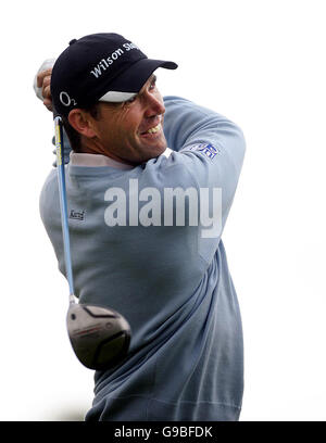 Il Padraig Harrington dell'Irlanda gioca il primo tee durante il primo giorno del Nissan Irish Open alla Carton House di Co. Kildare, Irlanda. Foto Stock