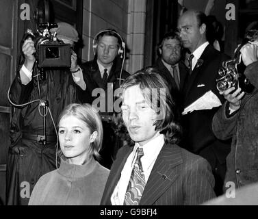 Mick Jagger, cantante di 25 anni con le Rolling Stones, e la sua fidanzata Marianne Faithfull dopo aver fatto un'apparizione di circa due minuti a Marlborough Street Court, dove è stato ragguagliato il caso in cui sono accusati di possedere cannabis. Foto Stock