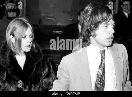 Mick Jagger, cantante dei Rolling Stones, e Marianne Faithfull prima che fossero apparsi a Marlborough Street Court con l'accusa di possedere un cannibis. Foto Stock