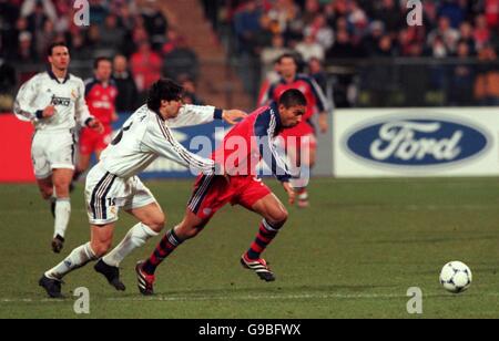 L'Aitor Karanka (L) del Real Madrid mette sotto pressione la Bayern Munich Giovane Elber (R) Foto Stock