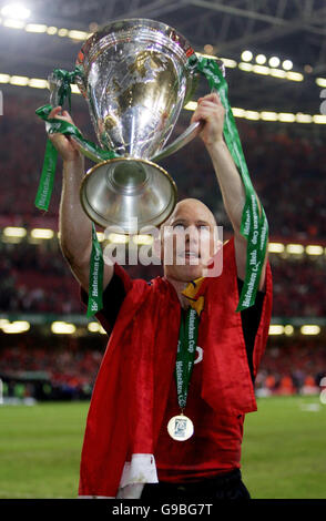 Peter Stringer di Munster festeggia con la Heineken Cup dopo la finale della Heineken Cup contro Biarritz al Millennium Stadium di Cardiff. Foto Stock