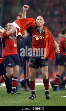 Peter Stringer di Munster celebra la vittoria del suo team su Biarritz nella finale della Heineken Cup al Millennium Stadium di Cardiff. Foto Stock