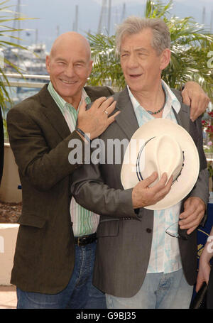 Patrick Stewart (L) e Sir Ian McKellen partecipano a una fotocellula per il loro nuovo film 'X-MEN 3: L'ultimo Stand', al Palais du Festival di Cannes, Francia. Foto Stock