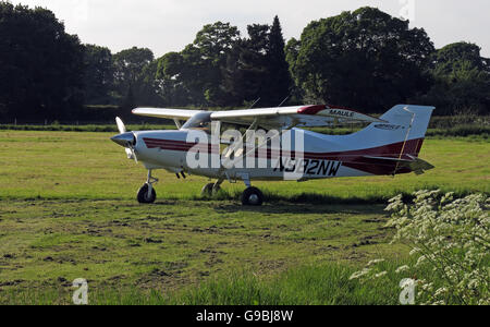 Maule MXT7 N982NW, in un campo, Lymm Cheshire, Inghilterra, Regno Unito Foto Stock