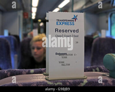 Transpennine Prenotazione Express,sul treno a York da Liverpool,l'Inghilterra,UK Foto Stock