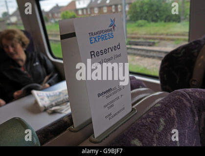 Transpennine Prenotazione Express,sul treno a York da Liverpool,l'Inghilterra,UK Foto Stock