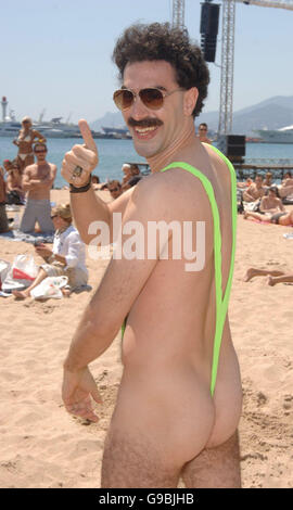 Sacha Baron Cohen/Borat pone per i fotografi durante il Photocall per 'Borat-The Movie" sulla spiaggia di Cannes. Foto Stock