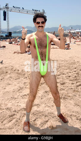 Sacha Baron Cohen/Borat pone per i fotografi durante il Photocall per 'Borat-The Movie" sulla spiaggia di Cannes. Foto Stock