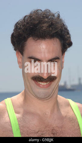 Sacha Baron Cohen/Borat pone per i fotografi durante il Photocall per 'Borat-The Movie" sulla spiaggia di Cannes. Foto Stock