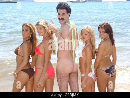 Sacha Baron Cohen/Borat pone per i fotografi durante il Photocall per 'Borat-The Movie" sulla spiaggia di Cannes. Foto Stock