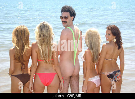 Sacha Baron Cohen/Borat pone per i fotografi durante il Photocall per 'Borat-The Movie" sulla spiaggia di Cannes. Foto Stock