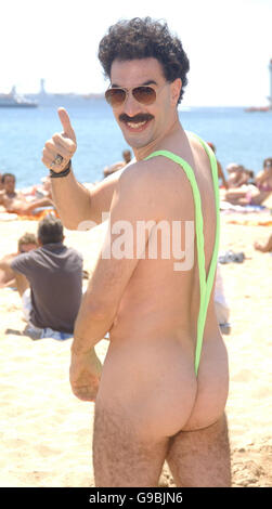 Sacha Baron Cohen/Borat pone per i fotografi durante il Photocall per 'Borat-The Movie" sulla spiaggia di Cannes. Foto Stock