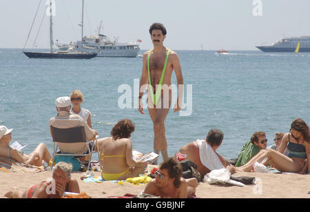 Sacha Baron Cohen/Borat pone per i fotografi durante il Photocall per 'Borat-The Movie" sulla spiaggia di Cannes. Foto Stock