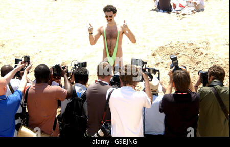 Sacha Baron Cohen/Borat pone per i fotografi durante il Photocall per 'Borat-The Movie" sulla spiaggia di Cannes. Foto Stock