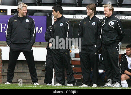 Brian McFadden (seconda a destra) e Gordon Ramsay (a destra) guardano dalle linee laterali durante una partita tra il resto del mondo XI di Soccer Aid e una squadra di leggende scozzesi a Cravern Cottage, Londra. Foto Stock