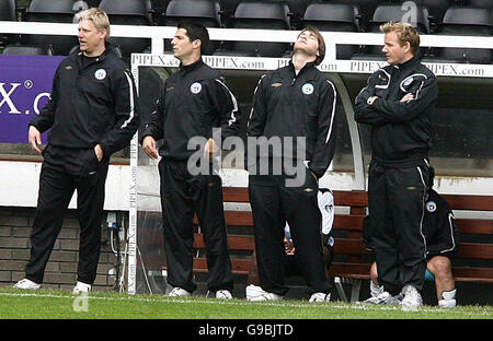 Brian McFadden (in fondo a destra) mostra la sua frustrazione dai margini mentre (da sinistra) Peter Schmeichel, Craig Doyle e Gordon Ramsay guardano durante una partita tra il resto del mondo XI di Soccer Aid e una squadra di leggende scozzesi a Cravern Cottage, Londra. Foto Stock