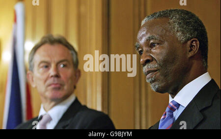 Il primo ministro britannico Tony Blair (a sinistra) guarda come il presidente sudafricano Thabo Mbeki parla durante una conferenza stampa all'interno di Downing Street, nel centro di Londra. Foto Stock