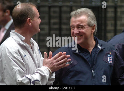 Terry Venables e Paul Gascoigne e altri membri dell'Inghilterra Soccer team di aiuto lasciare n. 10 di Downing Street nel centro di Londra di oggi. Stampa foto di associazione. Picture Data: mercoledì 24 maggio, 2006. La squadra dell'Inghilterra, fatta di celebrità e ex-giocatori e capitanata da Robbie Williams, riprodurrà un Resto del Mondo squadra a Old Trafford, Manchester, questo sabato, per raccogliere fondi a favore dell'Unicef. Guarda per la storia di PA. Stampa foto di associazione. Foto di credito dovrebbe leggere: Johnny verde/PA Foto Stock