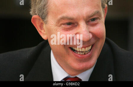 Il primo ministro britannico Tony Blair sorride durante la riunione settimanale del gabinetto a 10 Downing Street, Londra. Foto Stock