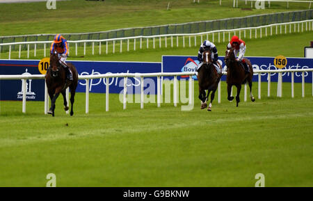 Horse Hurricane Run guidato da Jockey Kieren Fallon (L) vince la Tattersalls Gold Cup presso l'ippodromo di Curragh, Co. Kildare, Irlanda. Foto Stock