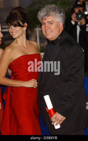 AP OUT: Direttore Pedro Almodovar con il suo premio come miglior sceneggiatura per il suo film Volver, con Penelope Cruz che ha vinto il premio come miglior attrice, anche per Volver, al 59th Cannes Film Festival dal Palais des Festival di Cannes, Francia. Foto Stock