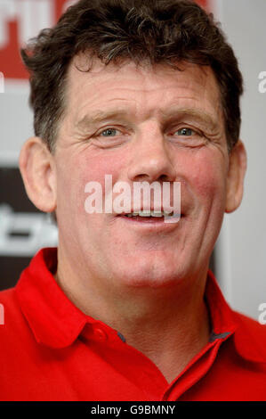 RugbyU Galles. L'allenatore del Galles Gareth Jenkins durante una conferenza stampa al Cardiff Blues Ground di Cardiff. Foto Stock