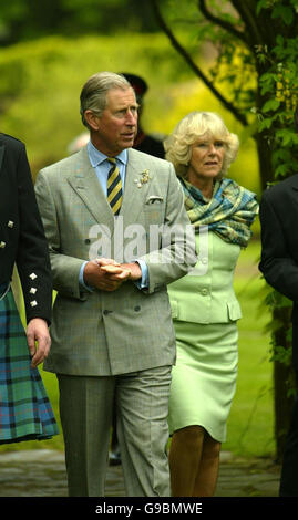 Il Principe del Galles e la Duchessa di Cornovaglia durante una visita alla Threave House and Gardens, Castle Douglas, Scozia, per piantare alberi in occasione dei 75 anni del National Trust for Scotland e Scotland. Foto Stock