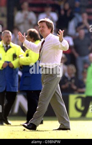 Calcio - fa Carling Premiership - Wimbledon / Aston Villa. Terry Burton, responsabile di Wimbledon Caretaker, ringrazia la folla di casa dopo che John Hartson ha segnato nell'ultimo minuto per dare un punto ai Dons Foto Stock