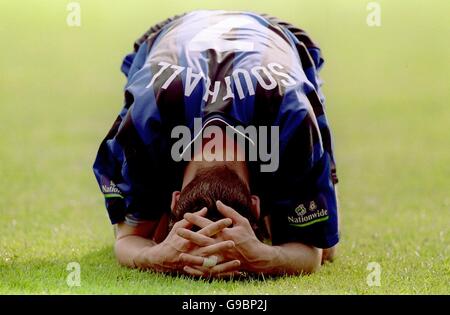 Nicky Southall di Gillingham si trova in disperazione dopo la sua squadra impossibile ottenere l'ultimo luogo di promozione automatica Foto Stock