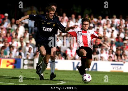 Hermann Hreidarsson di Wimbledon (l) sfida Marians Pahars di Southampton (r) per la sfera Foto Stock