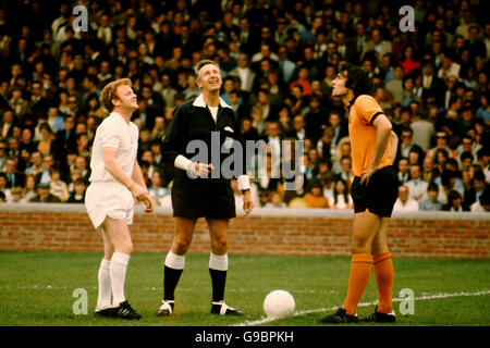 Calcio - Football League Division 1 - Leeds United contro Wolverhampton Wanderers. Billy Bremner (r) Frank Munro di Wolverhampton Wanderers guarda l'arbitro lanciare la moneta all'inizio della partita Foto Stock