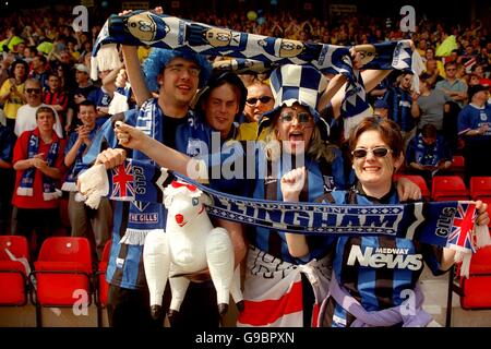 Calcio - Nationwide League Divisione due - Wrexham contro Gillingham. I fan di Gillingham mostrano il supporto per il loro team Foto Stock